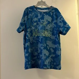 Boys Under Armour Heat Gear short sleeve shirt size JMD